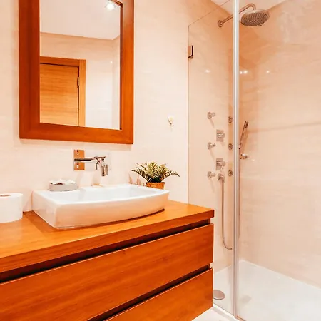 Modern & Elegant 2 Bedroom In By Gt House Apartment