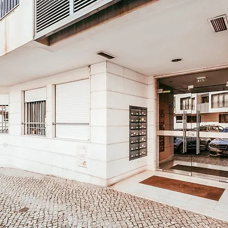 Modern & Elegant 2 Bedroom In By Gt House Amadora