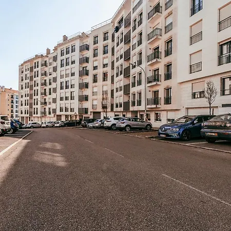 Apartment Modern & Elegant 2 Bedroom In By Gt House Amadora