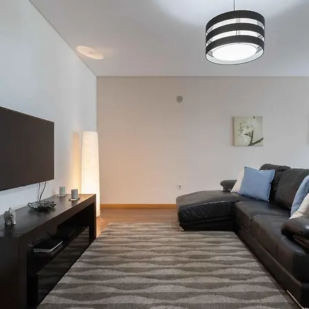 Apartment Modern & Elegant 2 Bedroom In By Gt House Amadora