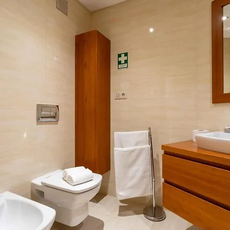 Modern & Elegant 2 Bedroom In By Gt House Apartment *